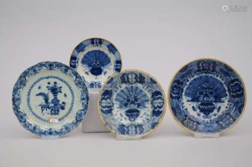 Lot: 4 plates in Delft 'chinoiserie' and 'peacock' (*) (13cm)