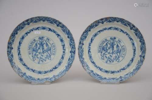 A pair of plates in Delft with coat of arms 'seigneur du conte' (*) (22cm)