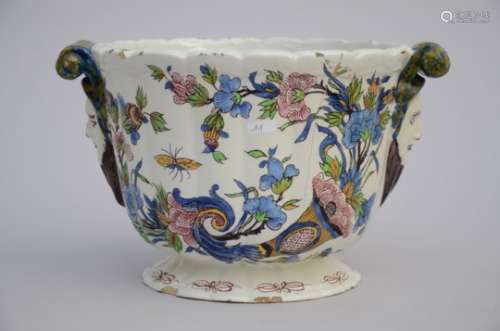 A cachepot in French faience, 18th century (*) (24x18cm)