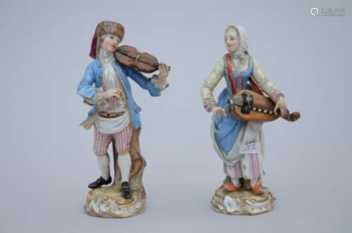 Lot: a pair of porcelain figures 'musicians' + two porcelain figures (*) (11cm)