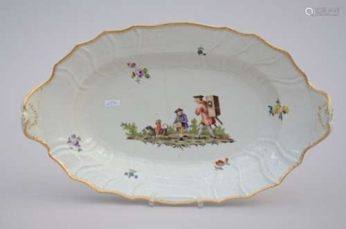A plate in German porcelain 'commedia del arte', 18th century (*) (37x23cm)