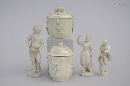 Lot: two cream pots and three figures in white porcelain (*) (10cm)