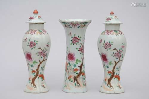 Three-piece set in Chinese famille rose porcelain, 18th century (32cm)