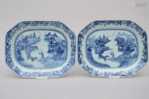 Two octagonal dishes in chinese blue and white porcelain, 18th century (*) (37x30cm)