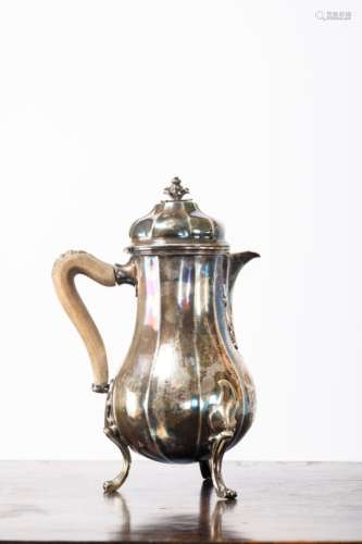 A silver Louis XV coffee pot by De Hondt, 18th century (24cm)