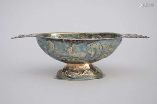 A silver wine cup, probably Friesland 17th century (13x26x8cm)