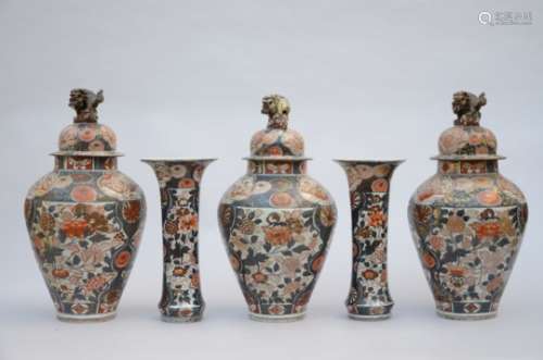 A Japanese five-piece set in Imari porcelain (*) (42cm)
