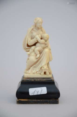 An ivory sculpture 'Madonna and Child', 17th - 18th century (10cm)