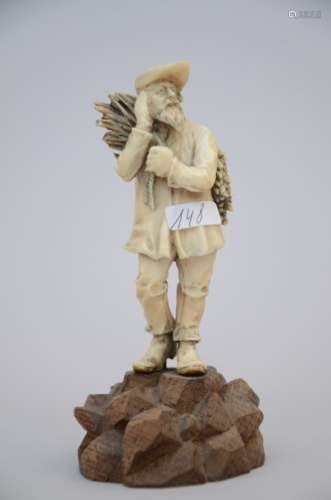 Ivory sculpture 'wood collector', 19th century (10cm)