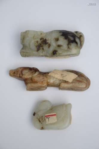 Three sculptures in jade 'animals' (8cm)