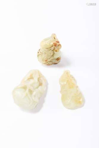 Three Chinese sculptures in jade 'double gourd' (6cm)