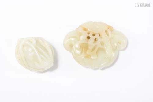 Two Chinese sculptures in jade 'fruits' (7cm)