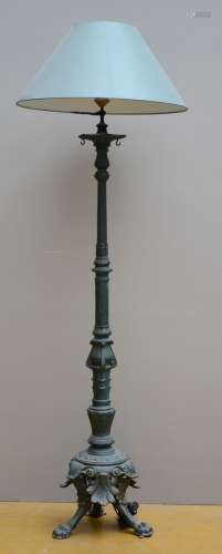 A decorative lamp in cast iron (145cm)