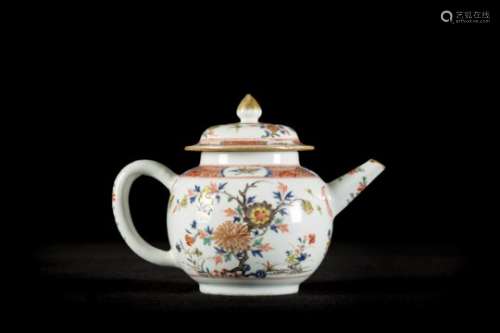Chinese teapot in famille verte porcelain 'flowers', 18th century (15cm)