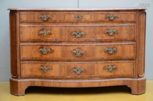 A chest with 4 drawers in walnut, Germany 18th century (70x154x96cm)