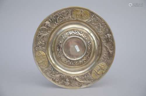 Silver plate with gilt low reliÎfs in Renaissance style, Neurenberg 19th century (26cm)