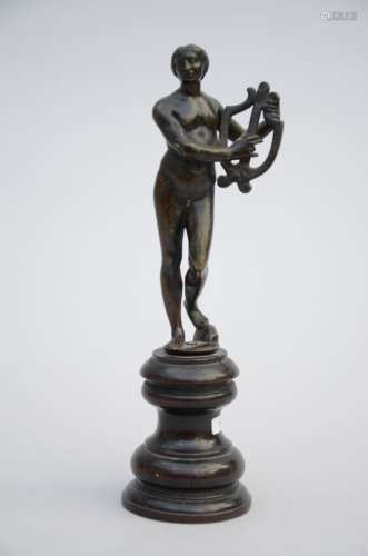 A bronze statue 'musician' (15cm)