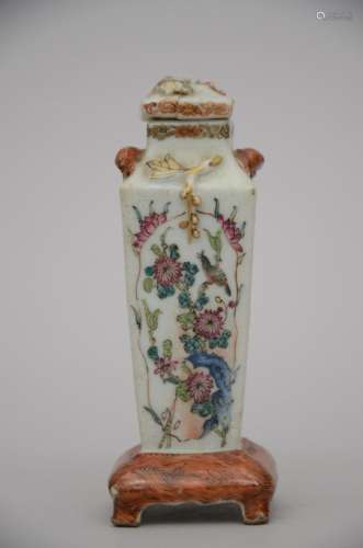 A miniature vase in Chinese porcelain, 18th century (*) (12cm)