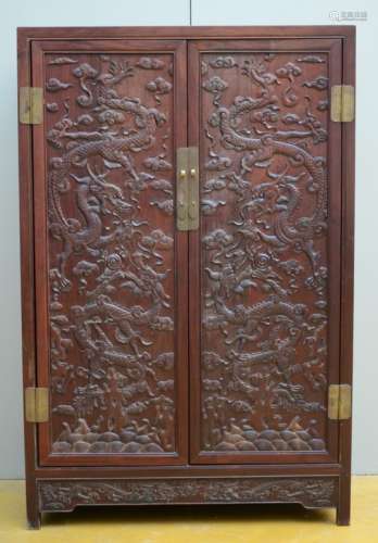 A Chinese cabinet in hardwood 'dragons' (50x96x145cm)