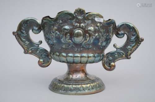 A silver vase, 17th - 18th century (*) (11x30x19cm)