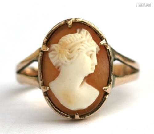A 9ct gold cameo ring, approx UK size 'P'.
