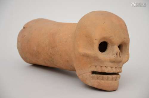 Sculpture in terra cotta 'skull', probably South American * (35cm)