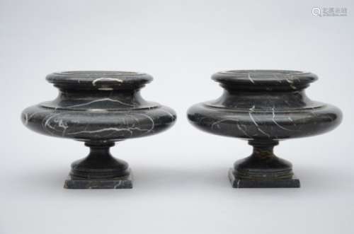 Paire of coupes in black marble (*) (26x18cm)