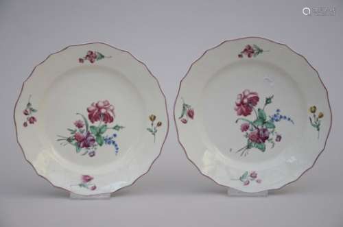 A pair of plates in Tournai porcelain 'floral decoration', 18th century (23cm)