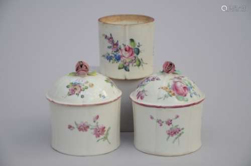 Lot: 3 pieces of European porcelain, 18th century (*) (10cm)