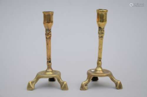 A pair of bronze candlesticks (18cm)