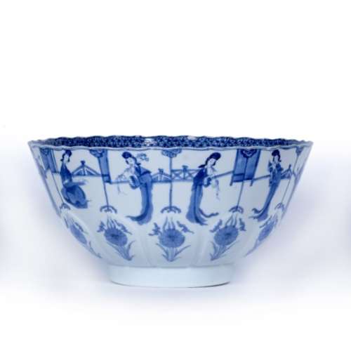 Blue and white bowl Chinese, Kangxi (1662-1722) the rounded body decorated with twelve panels of