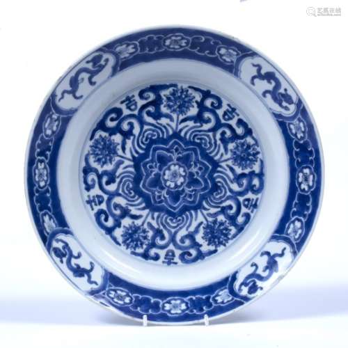 Blue and white dish Chinese, Kangxi (1662-1722) decorated centrally with a floral motif surrounded