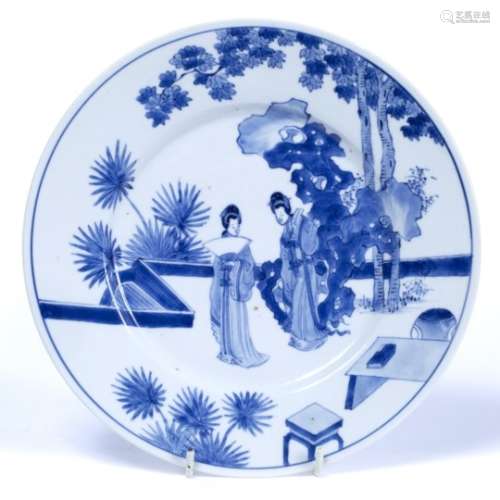 Blue and white plate Chinese, Kangxi (1662-1722) decorated with a walled garden scene within which