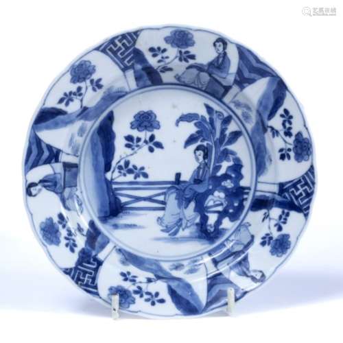 Blue and white saucer dish Chinese, Kangxi (1662-1722) decorated centrally with a lady sitting