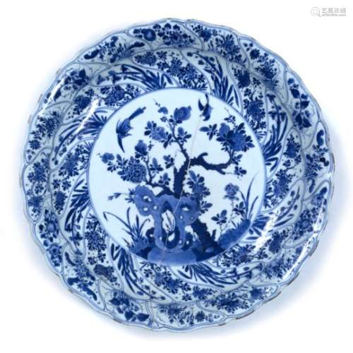 Blue and white bowl Chinese, Kangxi (1662-1722) decorated to the centre with birds and flowers on
