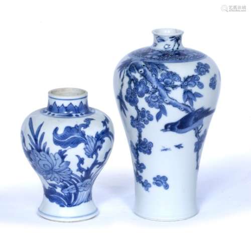 Blue and white porcelain vase Chinese, Kangxi (1662-1722) with lotus and leaf design 14cm and