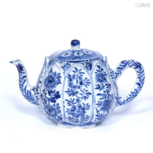 Blue and white teapot Chinese, Kangxi (1662-1722) decorated in panels of flowers with a diamond