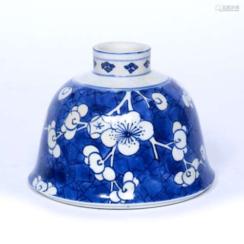 Blue and white brush pot Chinese, Kangxi (1662-1722) decorated with prunus pattern against a blue