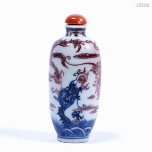 Porcelain snuff bottle Chinese, 1800-1860 decorated in underglaze blue and red with dragons,