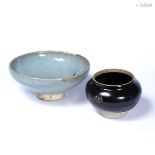 Jun ware bowl Chinese, Song dynasty (960-1279) decorated with a pale blue all over glaze 8cm x