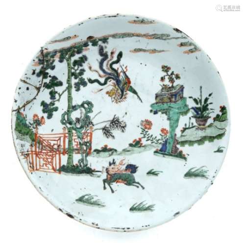Famille verte saucer style charger Chinese, Kangxi (1662-1722) decorated with a running kylin and