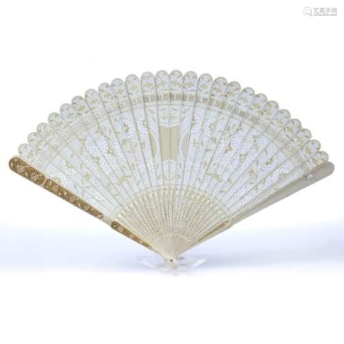 Ivory fan Chinese, 19th Century of pierced form, decorated with foliate patterns 42cm across when