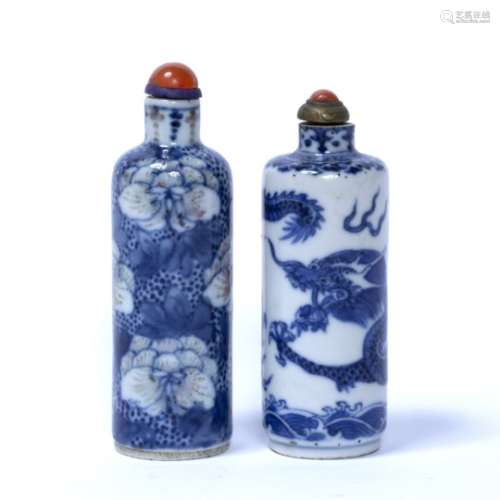 Blue and white snuff bottle Chinese, 19th Century of cylindrical form, decorated with five claw