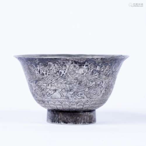 Silver bowl Chinese, 19th Century of flared form, engraved with dragons and phoenix in the sky 5cm