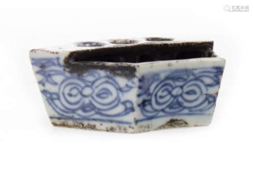 A CHINESE BLUE AND WHITE BRUSH STAND