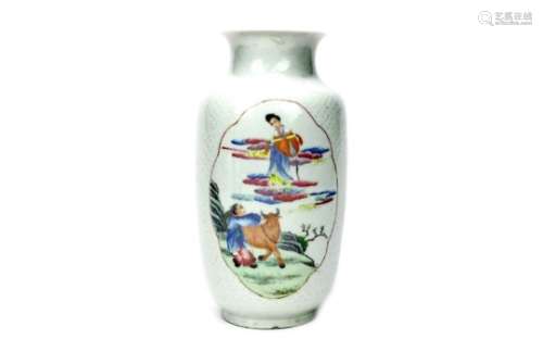 A 20TH CENTURY CHINESE VASE