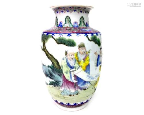 AN EARLY 20TH CENTURY CHINESE VASE