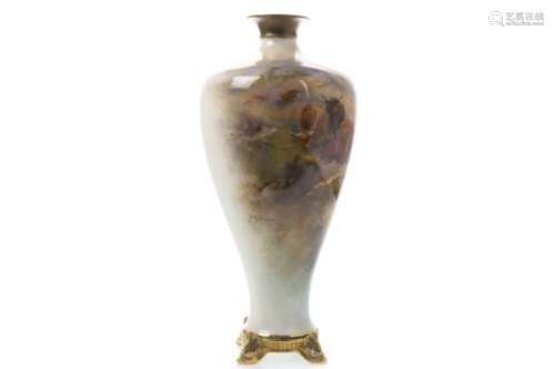 A ROYAL WORCESTER VASE BY HARRY STINTON