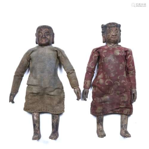 Two wooden dolls Chinese, 17th/18th Century each with part painted and lacquered colouring and in