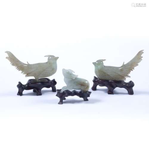 Two hardstone carved ducks Chinese, 19th Century with stands 9cm across and a small carved jadeite